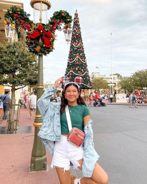 christmas at disney >> | Instagram Christmas Disney Pictures, Disney Christmas Photos, Disney Christmas Outfit Ideas, Disney Christmas Pictures Ideas, Disney World Christmas Aesthetic, Disney World Outfits Christmas, Christmas Disney World Outfits, December Disney World Outfits, Disney Christmas Outfits Women