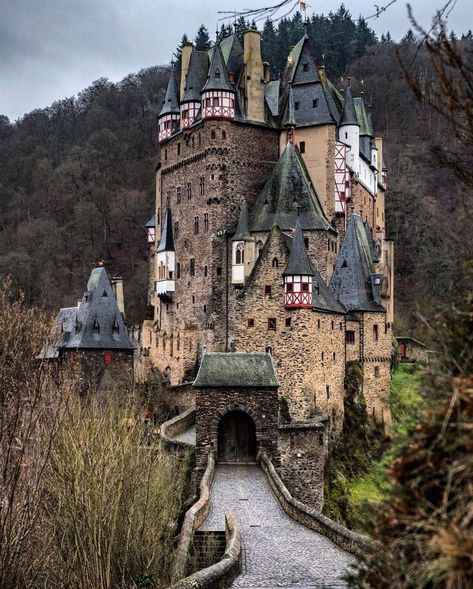 Eltz Castle is a castle in Rhineland-Palatinate near Wirsch in the Elzbach river valley that separates Mayfeld from the Eifel foothills. The Eltz Castle is considered, along with the Burresheim Palace, the only structure in the Eifel that has never been captured or destroyed. Burg Eltz Castle, Eltz Castle, Visit Europe, Beautiful Castles, Grand Staircase, A Fairy Tale, Stately Home, Medieval Town, Medieval Castle