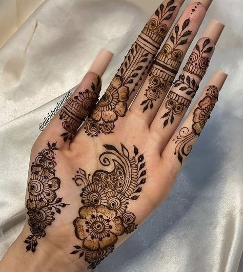 Small Henna Design, Mehndi Design Rose, Finger Mehendi Design, Cute Henna Design, Unique Henna Designs, Henna Design Easy, Haldi Decor Ideas, Rose Mehndi Design, Aesthetic Mehendi