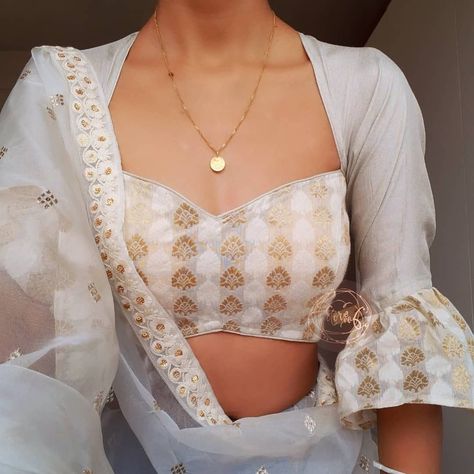 Designer Blouse Front Neck, Minimalist Blouse Design, Boluses Design New, Saree Blouse Aesthetic, Blouse For Small Bust, Aesthetic Saree Blouse, Aesthetic Blouse Design For Saree, Front Blouse Designs Latest Neckline, Off White Blouse Design