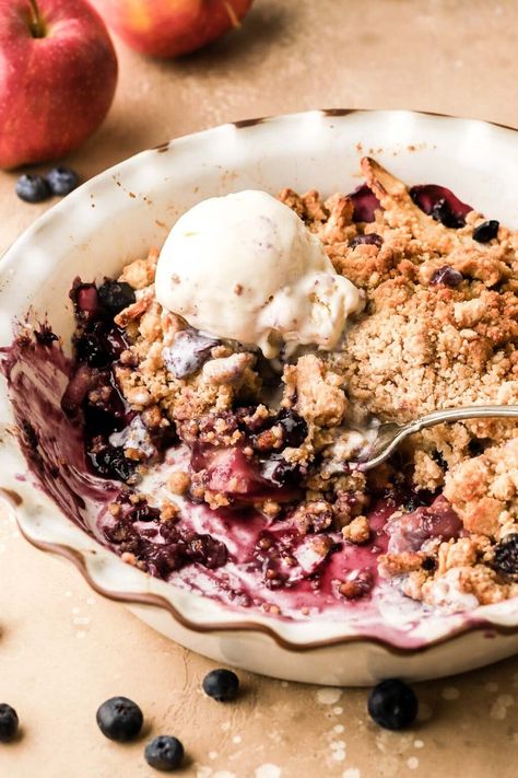 Blueberry and Apple Crumble - Baran Bakery Apple Cranberry Crisp, Blueberry Desserts Recipes, Best Blueberry Muffins, Blueberry Crumble, Blueberry Desserts, Crumble Recipe, Strawberry Blueberry, Apple Filling, Streusel Topping