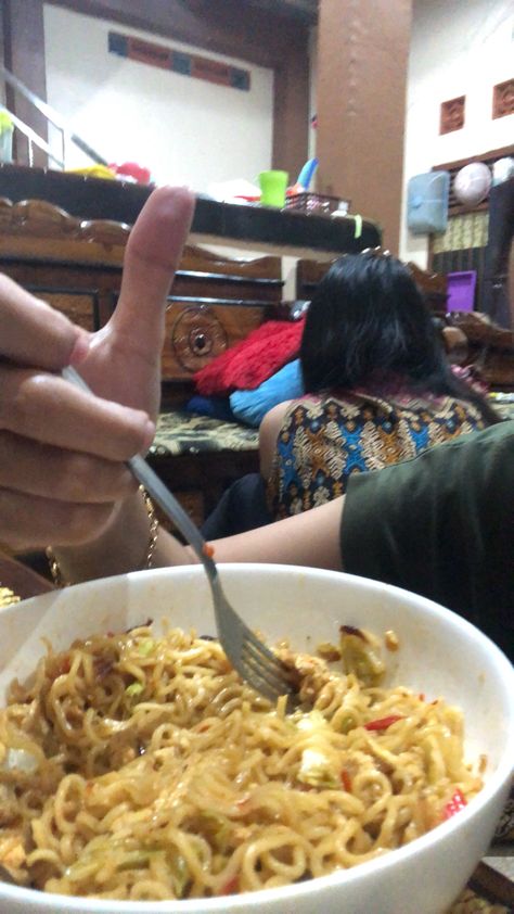 Gak tau mie apaan dah, ngeliat di tiktok juga langsung praktek masak dah gitu jadi nih gini doang Pap Mie, Ig Dump, Makanan Aesthetic, Video Random, Pap Random, Book Posters, Cute Selfie Ideas