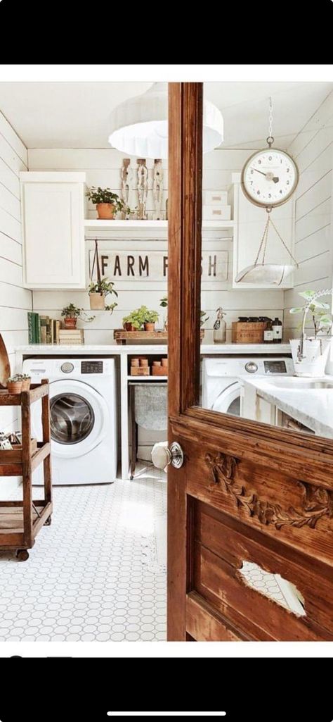 Dog Room Laundry Room Ideas, Vintage Farmhouse Laundry Room, Farmhouse Laundry Room Ideas, Farmhouse Mudroom, Room Concept, Room Storage Diy, Dream Laundry Room, Farmhouse Laundry, Charming Farmhouse