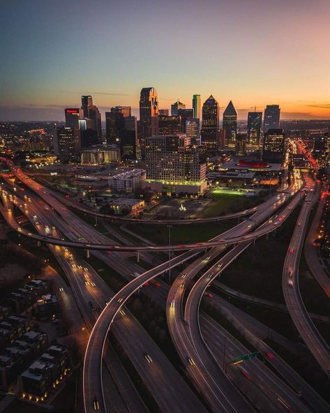 Dallas Texas Skyline, Life In Usa, Dallas Skyline, History People, Night Shot, Night Scenery, Texas Usa, Time To Go, Machu Picchu