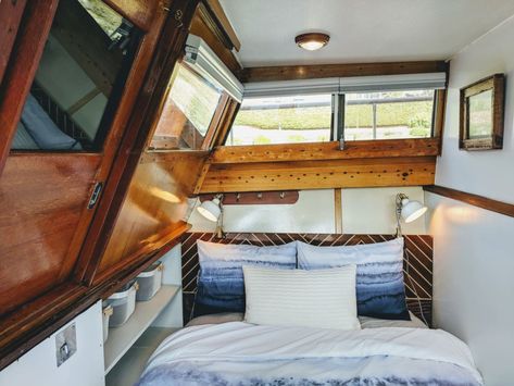 This tiny houseboat is full of chic storage solutions and organization techniques that apply to any small space - not just boats. We love how organized the kitchen area is. Cute Houses Interior, Houses Interior Kitchen, Houseboat Bedroom, Tiny House Kitchens, Micro Housing, Boat Remodel, Small Houseboats, Cute Houses, Boat House Interior