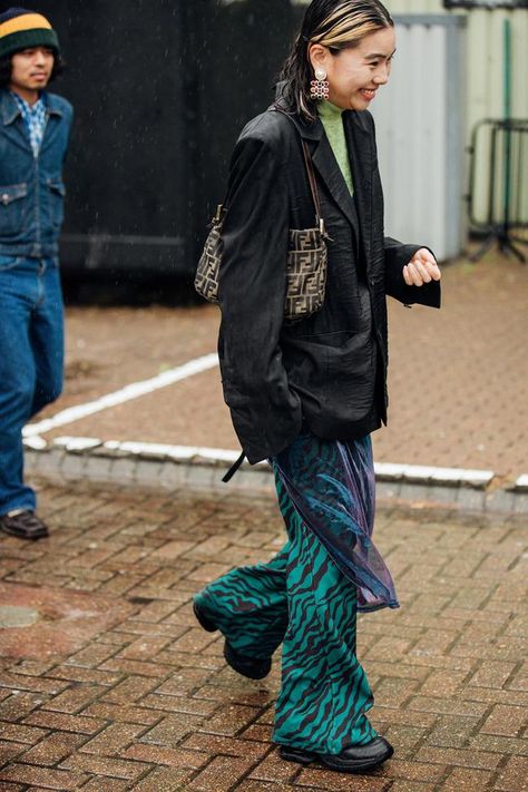 Turtleneck Blazer, London Fashion Week Street Style Men, Enby Outfits, Vogue Photographers, London Fashion Week Mens, Men's Street Style, Funky Dresses, Australia Fashion, Vogue Australia