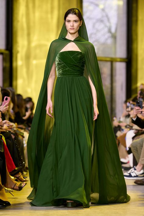 Elie Saab Fall 2023, Ellie Saab, Elie Saab Fall, Elegante Y Chic, Sarah Burton, Velvet Gown, Green Gown, Fantasy Dress, Couture Gowns