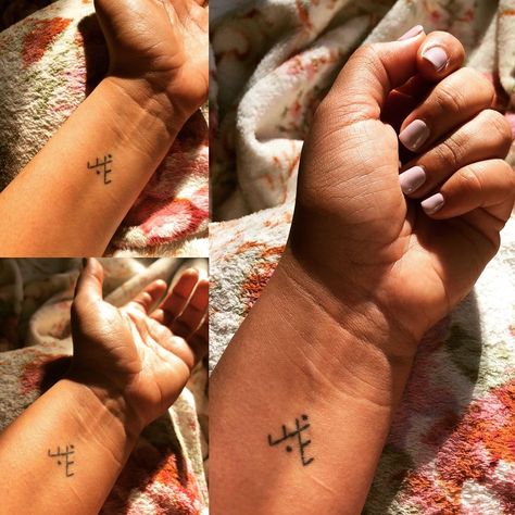 Comment la mode des tatouages berbères fait renaître une tradition en voie de disparition au Maroc | HuffPost Life Amazigh Tattoos, Traditional Tattoo Symbols, Berber Tattoo, Ethnic Tattoo, H Tattoo, African Tattoo, Tatoo Inspiration, Berber Symbols, Handpoke Tattoo