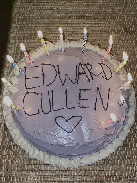 Edward Cullen Cake, Edward Cullen Cake Funny, Twilight Birthday Party Ideas Funny, Twilight Birthday Cards, Twilight Watch Party, How Long Have You Been 17 Twilight Cake, Funny Cakes, Dream Birthday, Party 2023