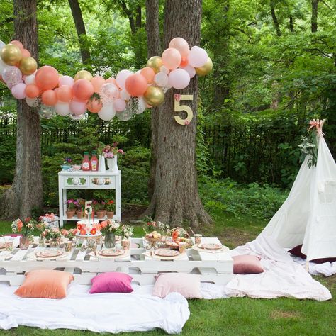 Picnic Princess Party, Simple Garden Birthday Decor, Simple Outdoor Birthday Decorations, Garden Birthday Party Kids, Outdoor 1st Birthday Party, Outside Birthday Party, Outdoor Birthday Decorations, Easy Outdoor Projects, Kids Gardening Party