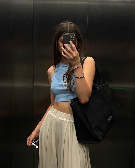 Lift Selfie Ideas, Elevator Selfie Aesthetic, Elevator Mirror Selfie, Elevator Mirror, Elevator Selfie, Romanticising Life, Mirror Selfie Poses, Selfie Poses Instagram, Inspo Pics