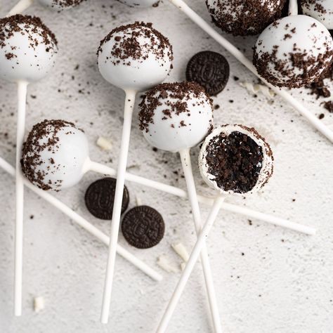 Smooth chocolate cake with cookie bits dipped in white chocolate and crushed oreos - these Starbucks Cookies and Cream Cake Pops are SUPERB. Starbucks Cookies And Cream, Cookies And Cream Cake Pops, Cookie Pops Recipe, Starbucks Cookies, Starbucks Cake Pops, Starbucks Cake, Cooking With Karli, White Chocolate Candy, Cookies And Cream Cake