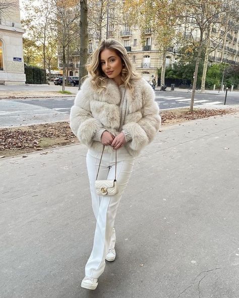 White Faux Fur Coat Outfit, White Fur Coat Outfit, Fur Coat Outfits, Faux Fur Coats Outfit, Fashion Brenda, Cold Outfit, Fur Coat Outfit, Winter Fashion Outfits Casual, Winter Capsule Wardrobe