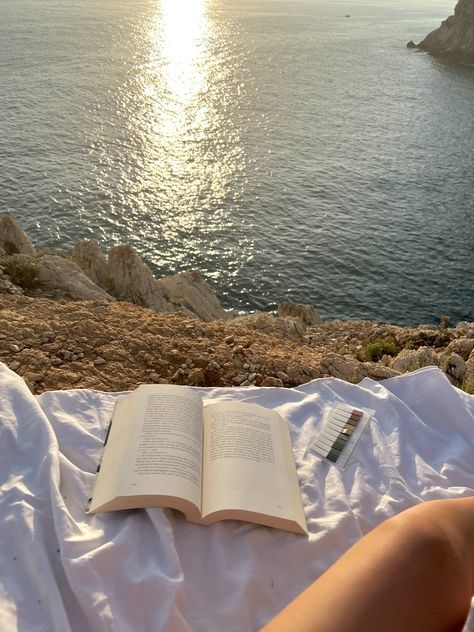 #summer #sea #book Reading Outside, Sun Aesthetic, Sunset At The Beach, Reading Motivation, Beach Books, Reading Aesthetic, In Another Life, Beach Reading, Enjoying The Sun