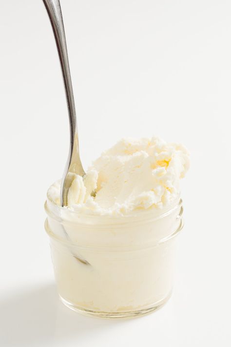 Kaymak Recipe, Clotted Cream Recipe, Clotted Cream Recipes, Homemade Baileys Irish Cream, Baileys Irish Cream Recipes, British Food Traditional, Homemade Baileys, English Recipes, Dairy Recipes