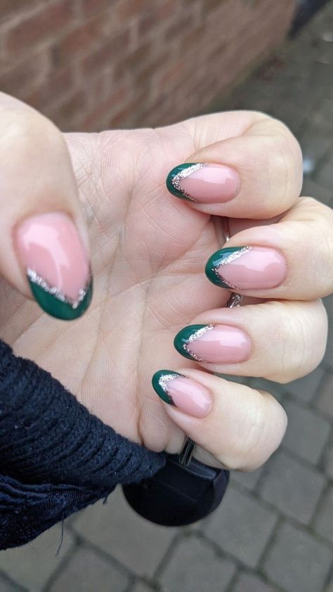 Tip Outline Nails, French Tip Outline Nails, French Tip With Glitter, Gold Nails French, Doodle Nail Art, Nails Dark Green, Green French Tip, Short French Nails, Silver Nail Designs