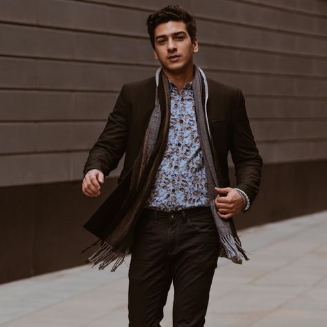 Mens formal black blazer with a grey scarf and a printed shirt / Mens styling Men With Suit, Suit And Scarf, Formal Black Blazer, Scarf Outfits, Men's Scarf, Rosé Instagram, Scarf Outfit, Dress Classy, Grey Scarf