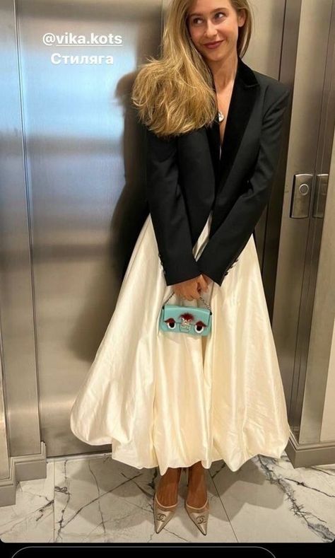 Steet Style, Jacket Outfit Women, Balloon Skirt, Gowns Dresses Elegant, Classic Style Outfits, Clothing Blogs, Wedding Attire Guest, Casual Chic Outfit, 가을 패션