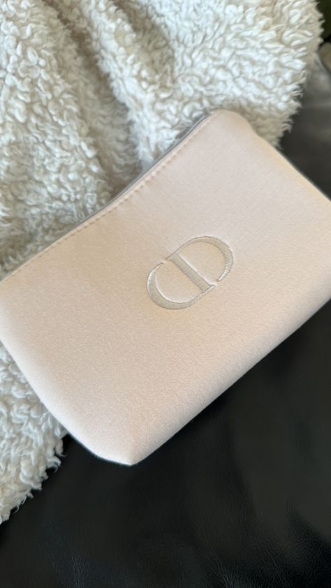 Dior Makeup Pouch, Dior Makeup Bag, Dior Lip Oil, Dior Pouch, Dior Blush, Makeup Dior, Mini Makeup Bag, Dior Backstage, Dior Lip