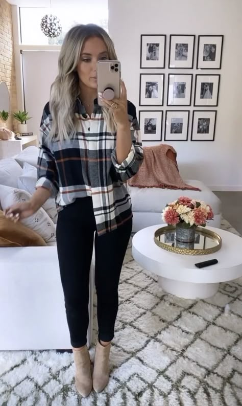 Jean Fall Outfits Women, Crop Flannel Shirt Outfit, Office Flannel Outfit, Nice Thanksgiving Outfits Women, Mom Fashion Inspo Outfits, Black Legging Sweatshirt Outfit, Dark Fall Outfits Black, Boho Wedding Guest Dress Fall, Flannel Office Outfit