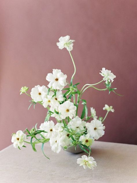 Ikebana Centerpiece, Ranunculus Arrangement, Ranunculus Wedding, Neutral Florals, Butterfly Ranunculus, Ranunculus Bouquet, White Ranunculus, Preowned Wedding Dresses, Modern Flower Arrangements