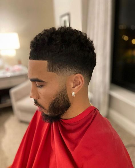 Jason Tatum Haircut, Jayson Tatum Haircut, Tatum Haircut, Boys Haircuts Curly Hair, Mens Short Curly Hairstyles, Jason Tatum, Waves Hairstyle Men, Taper Fade Short Hair, Taper Fade Curly Hair