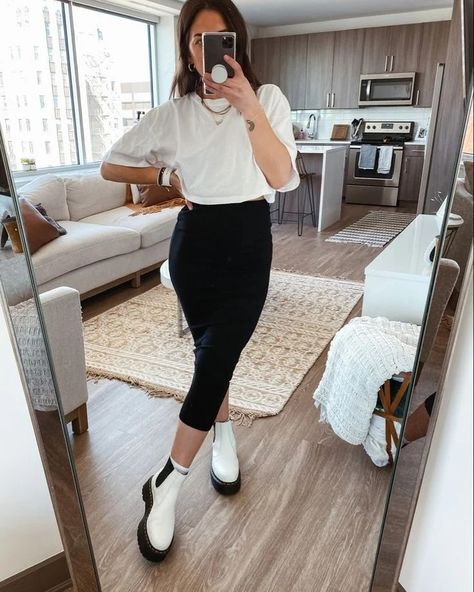 Black Ribbed Skirt Outfit, White Docs Outfits, White Chelsea Boots Outfit, Ribbed Skirt Outfit, White Combat Boots Outfit, White Doc Martens Outfit, White Chelsea Boots, Layered Gold Jewelry, White Doc Martens