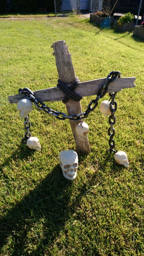 Halloween Window Decorations Diy, Front Yard Decor Ideas, Halloween Gate, Yard Decor Ideas, Halloween Outdoors, Halloween Iv, Halloween Pirates, Diy Front Yard, Outside Halloween Decorations