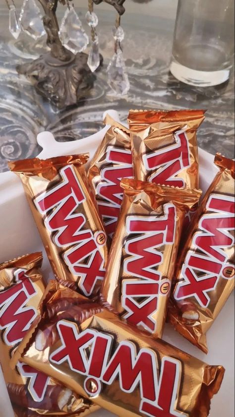 Chocolat Aesthetic, Artisanal Chocolate, Twix Chocolate, Twix Bar, Chocolate Photos, Chocolate Dreams, Sleepover Food, Artisan Chocolate, Chocolate Brands