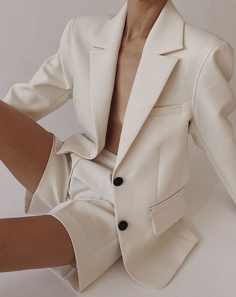 style inspiration + vacation look + fashion + outfit + summer naturals + beige aesthetic + neutral colour palette + beauty + mood board || For The Sun Lovers || Cali Tiger Woman In Suit, White Suit, Street Style Inspiration, Looks Style, Minimal Fashion, Daily Fashion, Look Fashion, A Woman, Outfit Inspirations