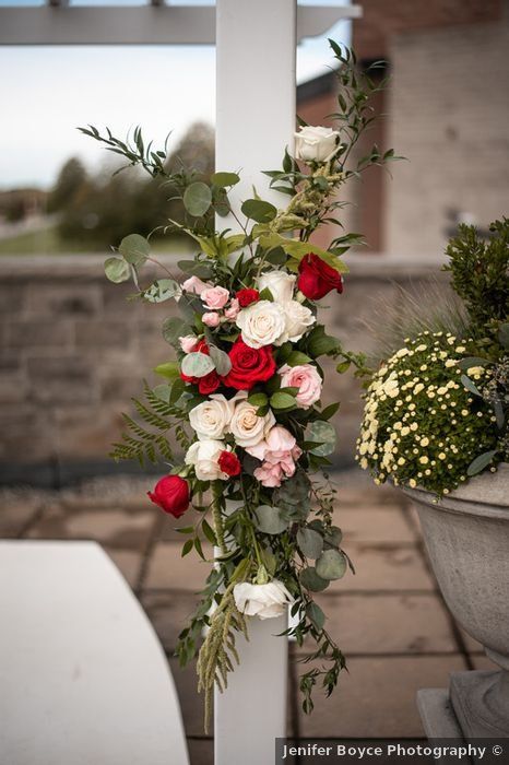 Bright Red Wedding Theme, Red Pink And White Wedding Theme, Red White And Pink Wedding, Bright Summer Wedding, Pink Rose Wedding Bouquet, Pink Rose Wedding, Rose Wedding Theme, Pink Green Wedding, Xmas Wedding