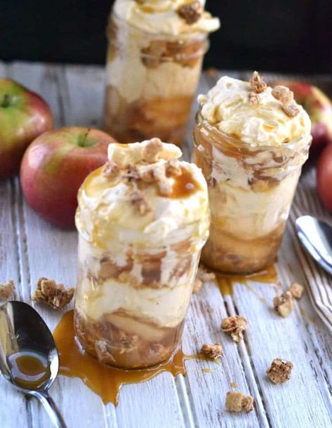 Apple Caramel Cheesecake, ขวดโหล Mason Jar, Mason Jar Cheesecake, Mason Jar Desserts Recipes, Caramel Cheesecake Recipes, Jar Desserts, Mason Jar Desserts, Apple Caramel, Cheesecake Parfaits