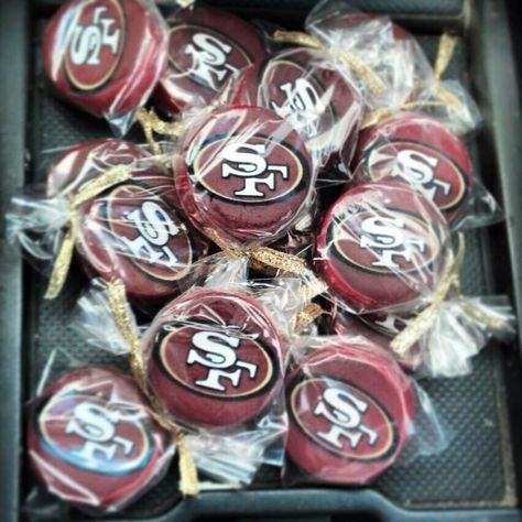 San Francisco 49ers chocolate covered Oreos 49er Treats, 49ers Cake, Covered Oreos, Treat Ideas, Football Party, Chocolate Covered Oreos, Theme Wedding, Candy Apples, 1st Bday