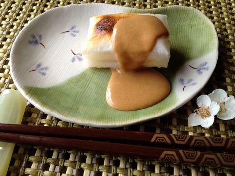 Maple Kinako on Grilled Mochi (Japanese Rice Cakes with Maple Soybean Syrup) Grilled Mochi, Mochi Japanese, Sweet Rice Cake, Japanese Rice Cake, Japanese Mochi, Quick Foods, Pancakes For Breakfast, Sweet Rice, Vegetarian Cake