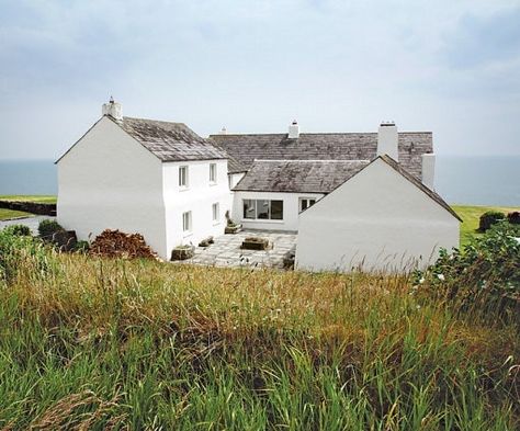 Vernacular House, Irish Farmhouse, House Types, White Bungalow, 60s Outfits, English Farmhouse, Famous Lifestyle, Lodge House, Dreamy Places