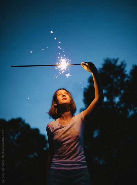 Fourth Of July Pics, Sparkler Photography, Diwali Photography, Night Portrait, Photoshoot Themes, Dark Photography, Art Poses, Portrait Girl, Photo Reference