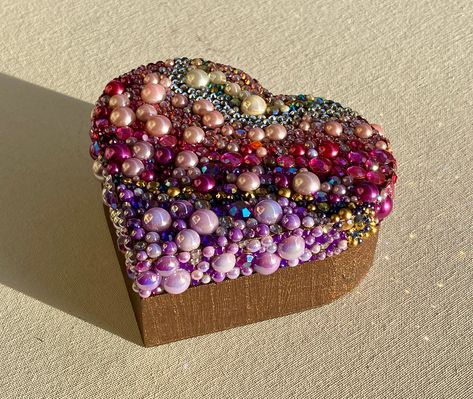 Bedazzled Stuff, Heart Jewelry Box, Beads Decor, All Things Girly, Fancy Purses, Bling Ideas, Los Angeles Artist, Bling Crafts, Heart Flowers