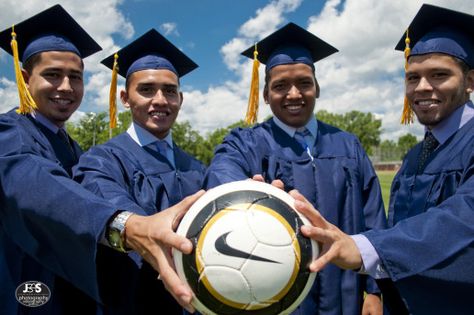 Senior Group Pics - Graduation Soccer #soccer #soccer #photos Highschool Pictures, Group Senior Pictures, Soccer Photography Poses, Soccer Senior Pictures, Soccer Team Photos, Soccer Senior Night, Soccer Photo, Soccer Photos, Soccer Banquet