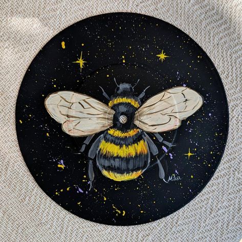 Bringing a little buzz to the stars 🌟🐝 My latest vinyl record painting features a bee surrounded by twinkling stars ✨ #art #beepainting #mihaartstuff #vinylrecords Vinyl Painting Ideas, Record Painting Ideas, Painted Vinyl Record, Vinyl Record Painting, Painted Records, Vinyl Record Crafts, Vinyl Paintings, Painted Vinyl Records, Record Crafts