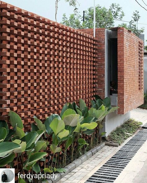 Stunning Boundary Wall Design Ideas: Give Your Home a Unique Look | Exterior House If you're searching for a way to elevate your home's exterior design, consider adding a compound boundary wall. A boundary wall is a great way to add privacy and security to any home, and there are a variety of ways to style it to fit your home's aesthetic. Boundary Wall Design Ideas, Garden Fencing Ideas, Boundry Wall, Boundary Wall Design, Fences Ideas, Garden Fence Ideas, Compound Wall Design, Wall Design Ideas, Garden Fence Art