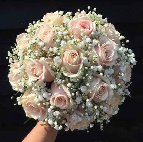 Pink Wedding Bouquet Aesthetic, Quinceñera Bouquets Pink, Wedding Flower Bridal Bouquets, Beautiful Bride Bouquet, Traditional Bride Bouquet, Quince Ramos Blush, Quince Flower Bouquets Pink, Flower Bouquet For Quinceanera, How To Make Artificial Flower Bouquets