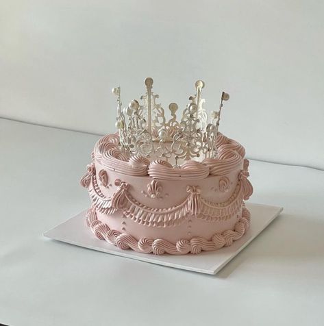 Cake Queen Birthday, Sweet 16 Cakes Aesthetic, 16th Birthday Cake Aesthetic, Queen Cake Design, Pink Cake Aesthetic, Debut Inspiration, Queen Birthday Cake, Pink Vintage Cake, Birthday Cake Crown