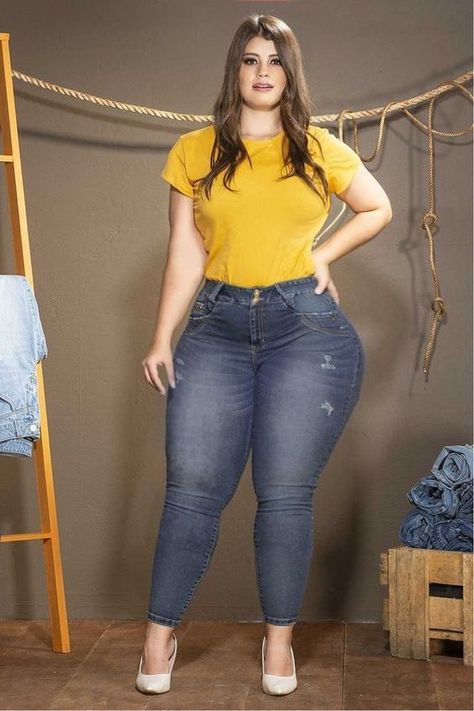 Big Women Fashion, Hot Dresses Tight, Flight Attendants, Curvy Women Outfits, Curvy Women Jeans, Plus Size Beauty, Plus Size Models, Curvy Girl Fashion, Curvy Girl Outfits