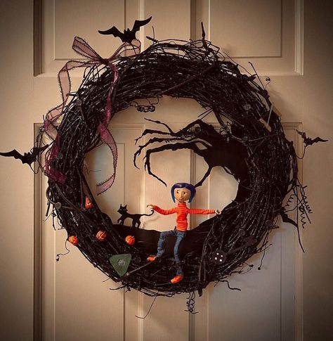 Coraline Christmas, Coraline Art, Coraline Movie, Coraline Aesthetic, Coraline Doll, Coraline Jones, Halloween Room Decor, Halloween Crafts Decorations, Halloween Diy Crafts