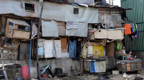 Manila slums, really do look like this...shocking... Manila Slums, Mumbai Slums, Slum Rehabilitation Architecture, Wet Market In The Philippines, Philippine Holidays, Philippine Houses, Houses In Japan, Manila Philippines, Architecture Model Making