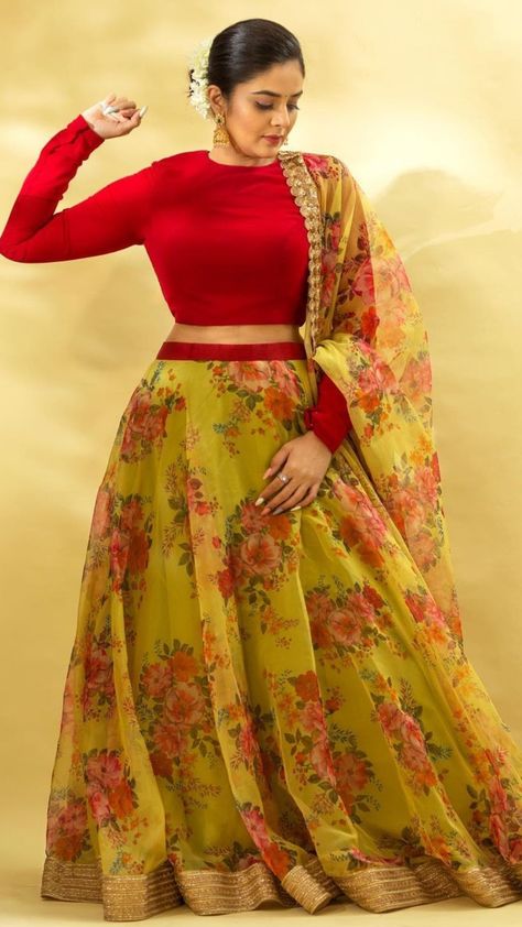 Ladies Frock Design, Green Blouse Designs, Floral Maxi Dresses, Long Blouse Designs, Crop Top Lehenga, Lehenga Saree Design, Saree Wearing Styles, Long Frock Designs, Stylish Maxi Dress