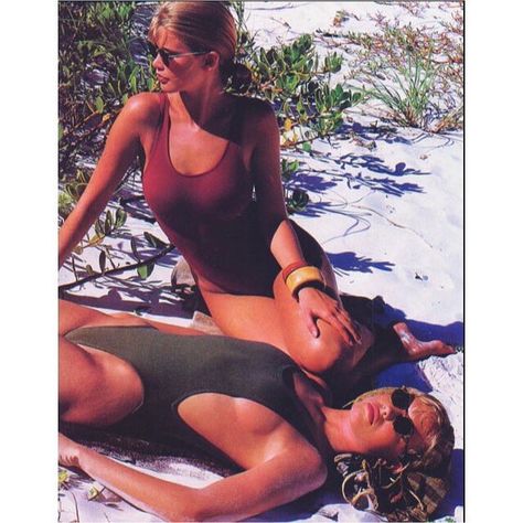 Who's ready for Labor day weekend ? || We sure are || Kick back with your bestie this weekend and enjoy a day of Work free labor #WML 90s Beach, Beach Mood, Patti Hansen, Elle Us, Lauren Hutton, 90s Supermodels, Vintage Swim, Labor Day Weekend, Vintage Swimwear