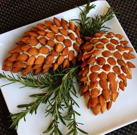 Cheese-cone Pinecone Cheeseball Recipe, Pine Cone Cheese Ball, Cheese Christmas, Jul Mad, Christmas Appetizers Party, Cheese Ball Recipes, Läcker Mat, Xmas Food, Holiday Appetizers