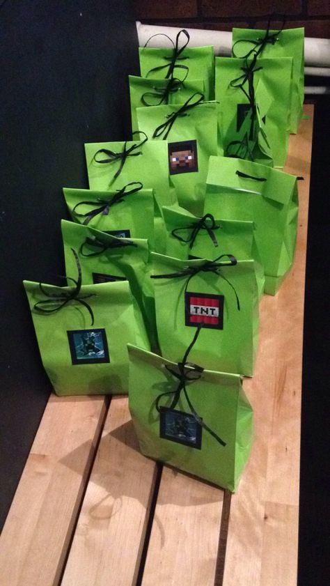 Minecraft goodie bags Party Bag Ideas, Diy Minecraft Birthday Party, Goodie Bag Ideas, Minecraft Party Decorations, Minecraft Birthday Cake, Minecraft Theme, Birthday Goodie Bags, Diy Minecraft, Minecraft Birthday Party