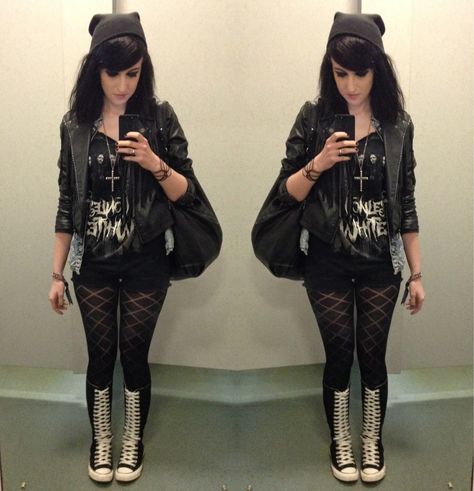 Long Converse Outfit, Knee High Converse Outfit Emo, Knew High Boots Outfits, Xxhi Converse, Converse Xxhi, Diy Band Shirt, Knee High Converse Outfit, High Converse Outfit, Pink Converse Outfit